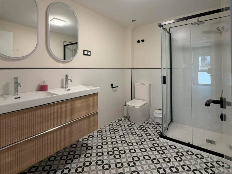 Baño completo con doble lavabo y ducha