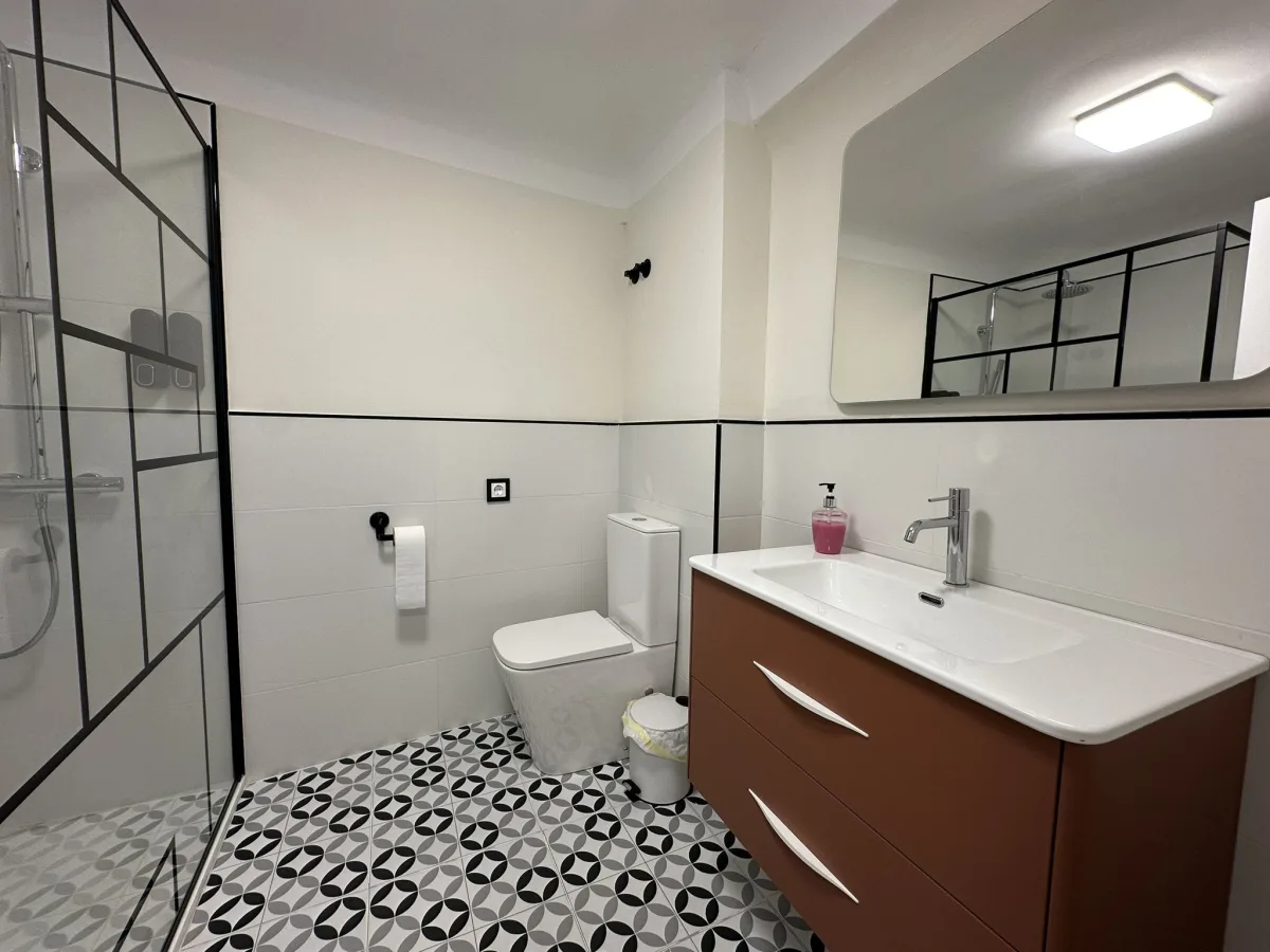 Baño amplio de la habitación femenina