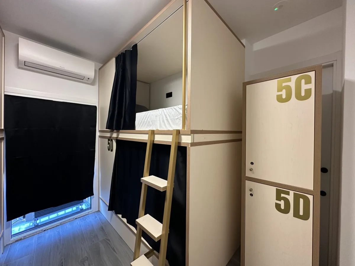 Taquillas y literas de la habitación femenina