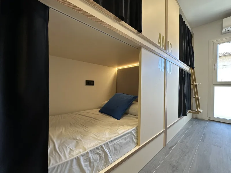 Cama de una litera con luz de lectura