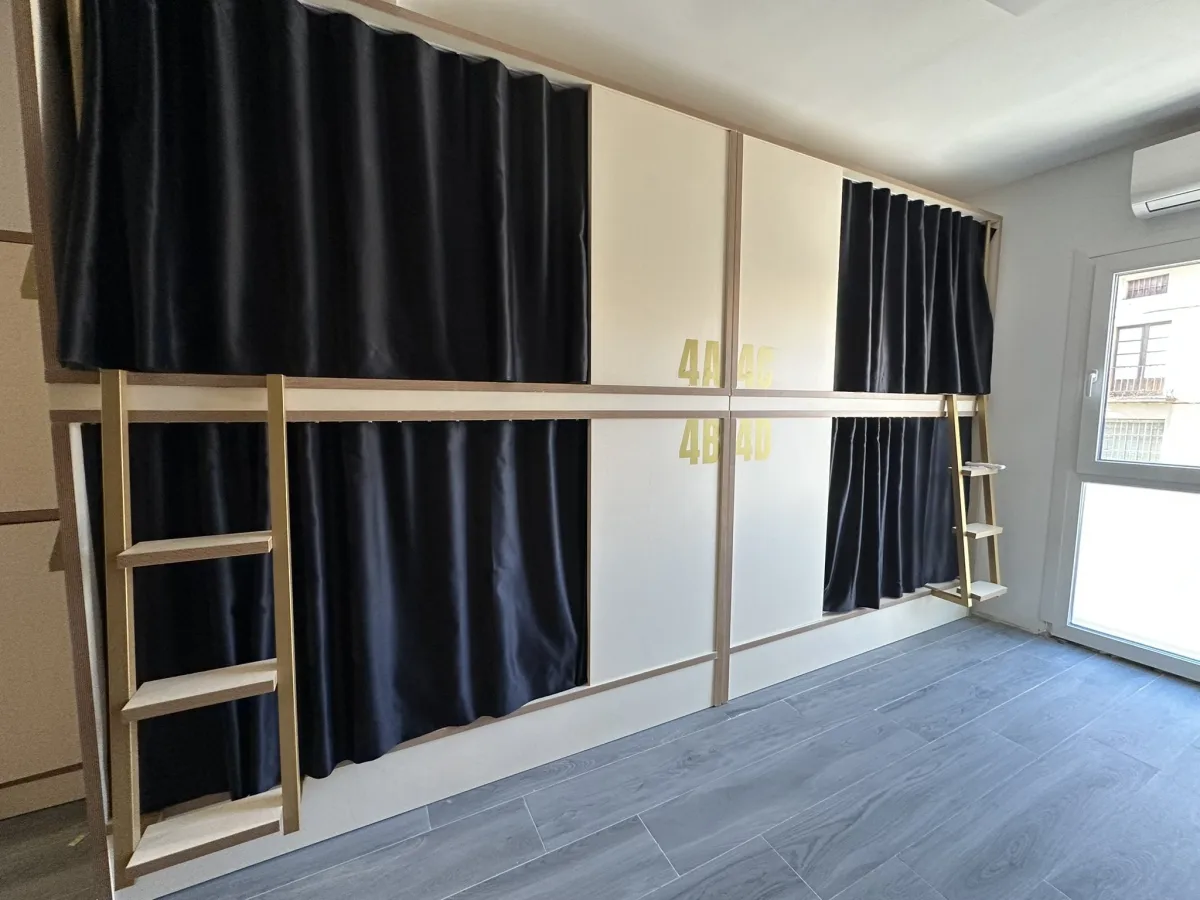Habitación compartida mixta con cuatro literas