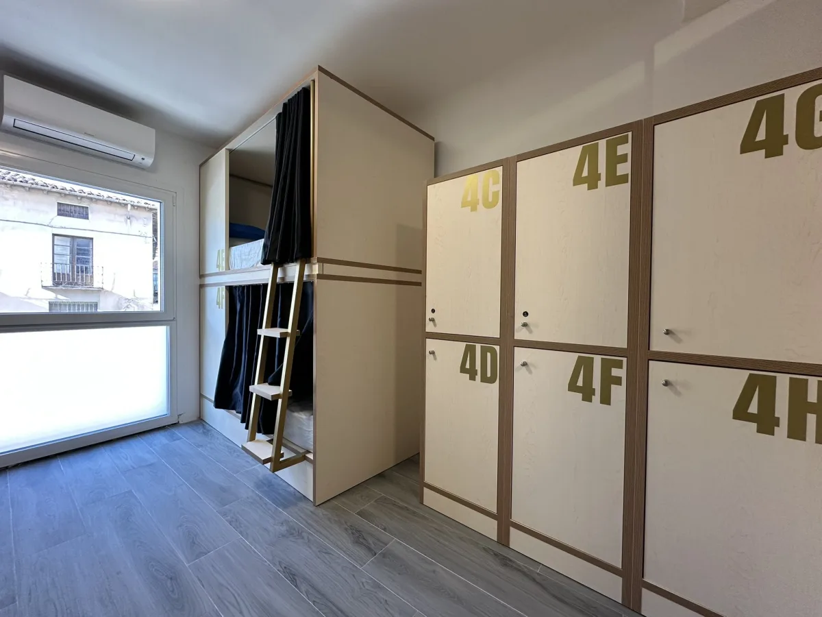 Taquillas numeradas de la habitación mixta