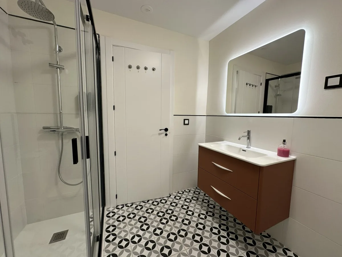 Baño privado de la habitación mixta pequeña