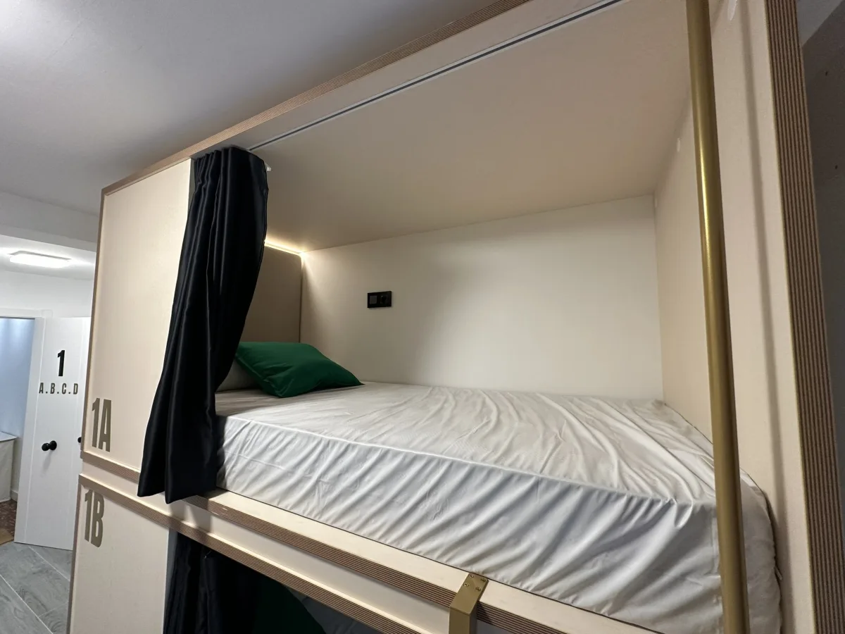 Cama de la habitación mixta pequeña