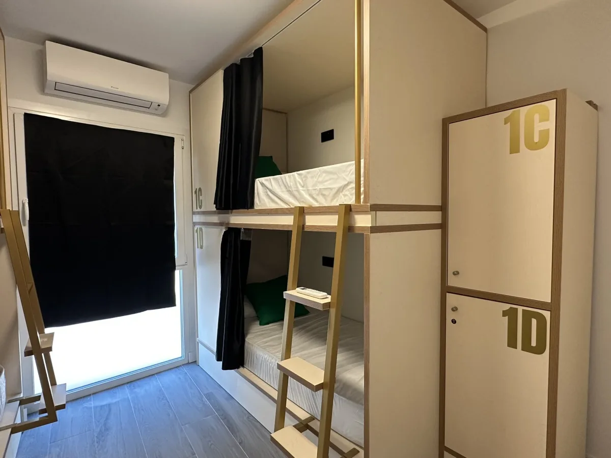 Literas de la habitación mixta pequeña