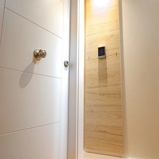 Teclado de acceso con código en la puerta de un apartamento