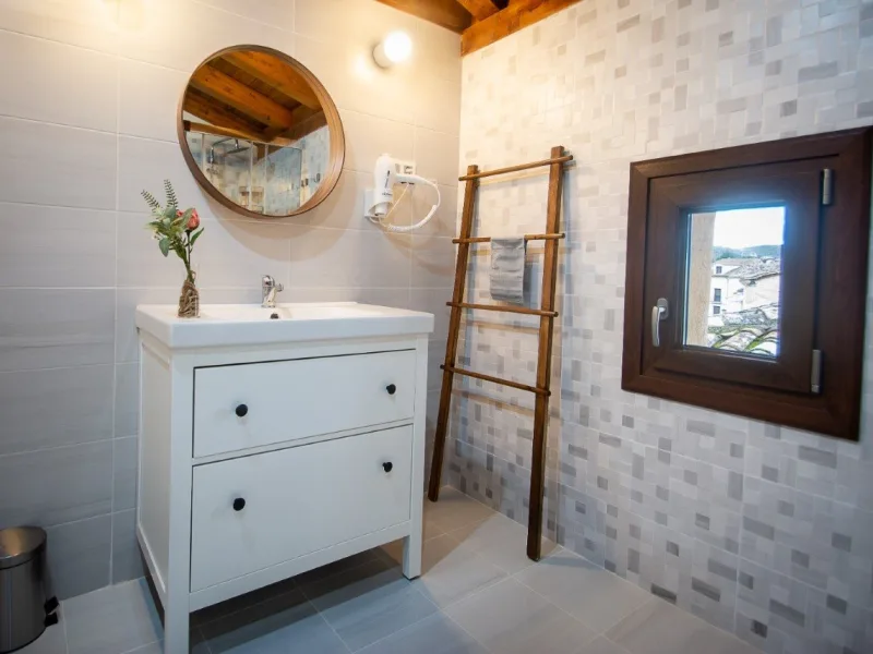 Lavabo del baño con ventana