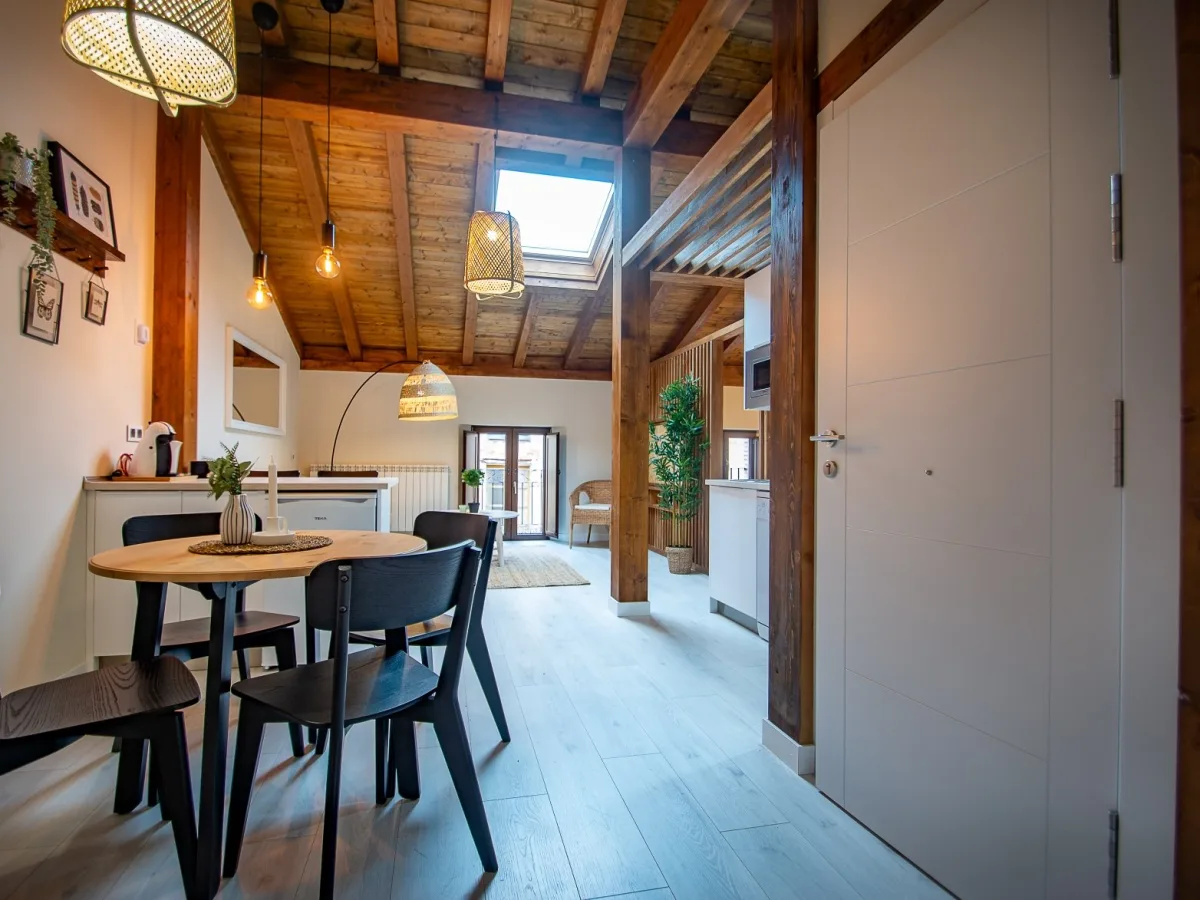 Comedor del ático junto a la ventana