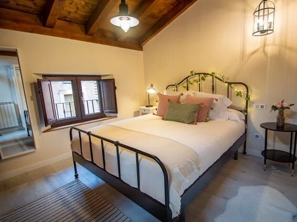 Cama de forja del dormitorio