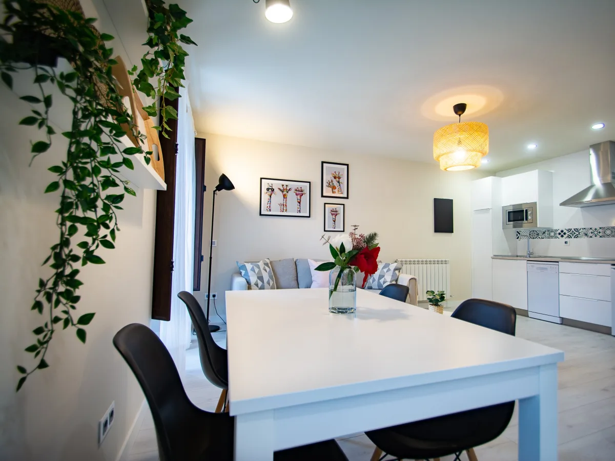Mesa de comedor con flores