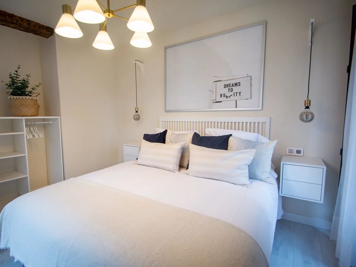 Cama de matrimonio con cojines