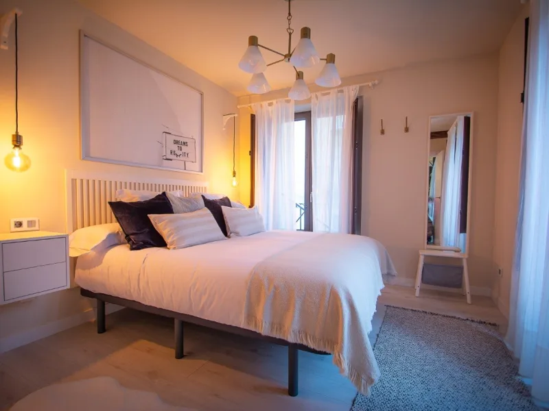 Dormitorio con luz cálida