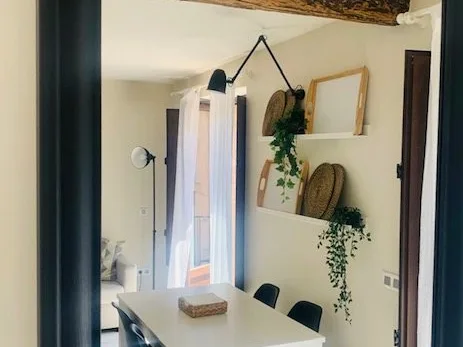 Espejo de la entrada con el comedor reflejado