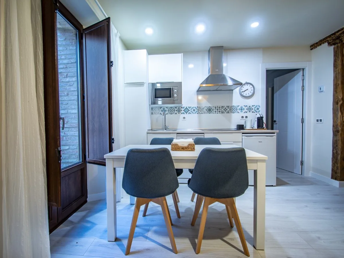 Cocina y mesa de comedor