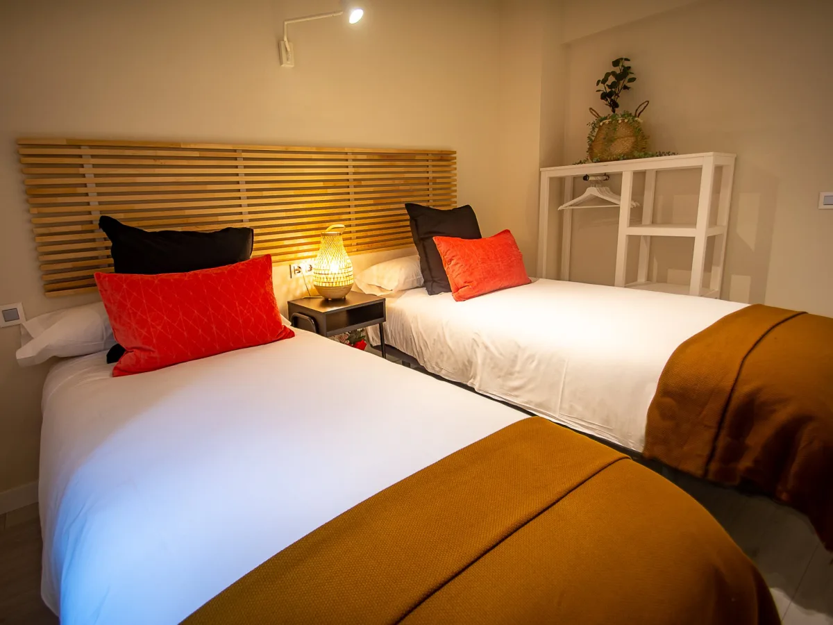 Dormitorio con dos camas individuales