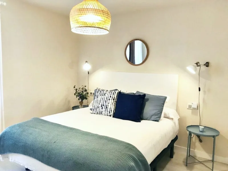 Dormitorio con cama de matrimonio
