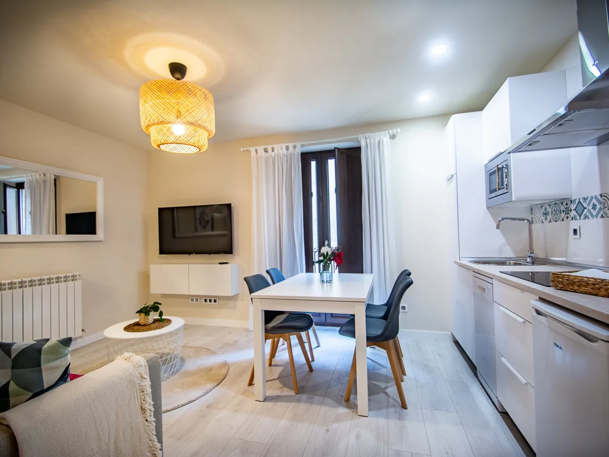 Salón con cocina abierta
