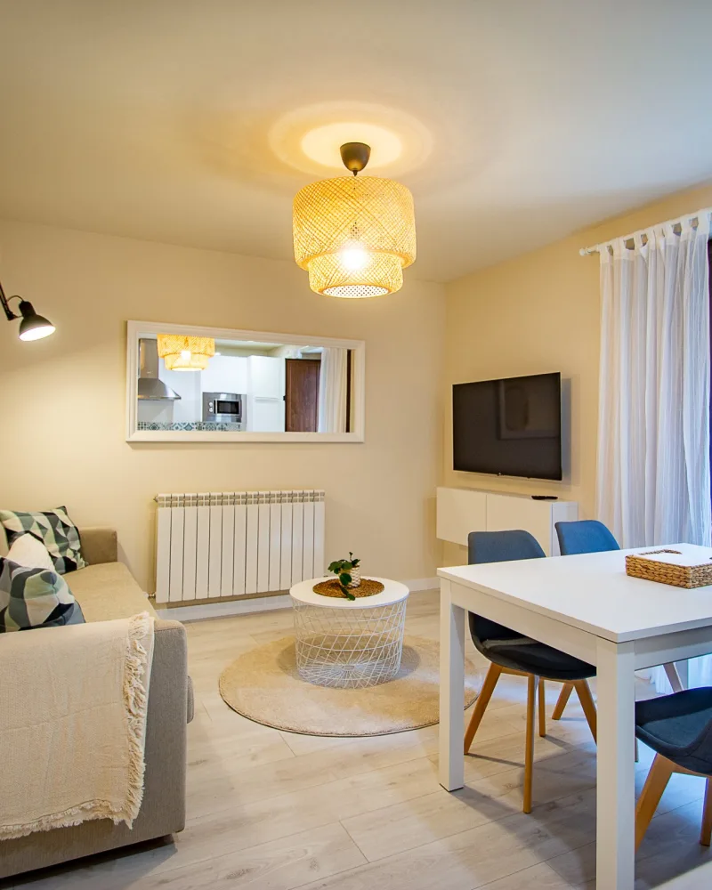 Salón del apartamento VIRONA con sofá, comedor y balcón
