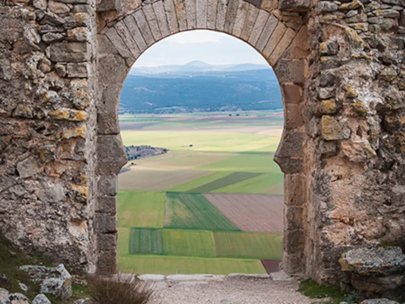 Campos de la Ribera del Duero vistos a través de un arco de piedra