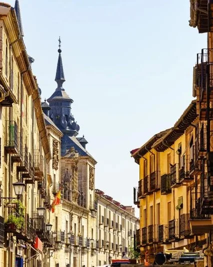 Calle Mayor de El Burgo de Osma con sus soportales y balcones