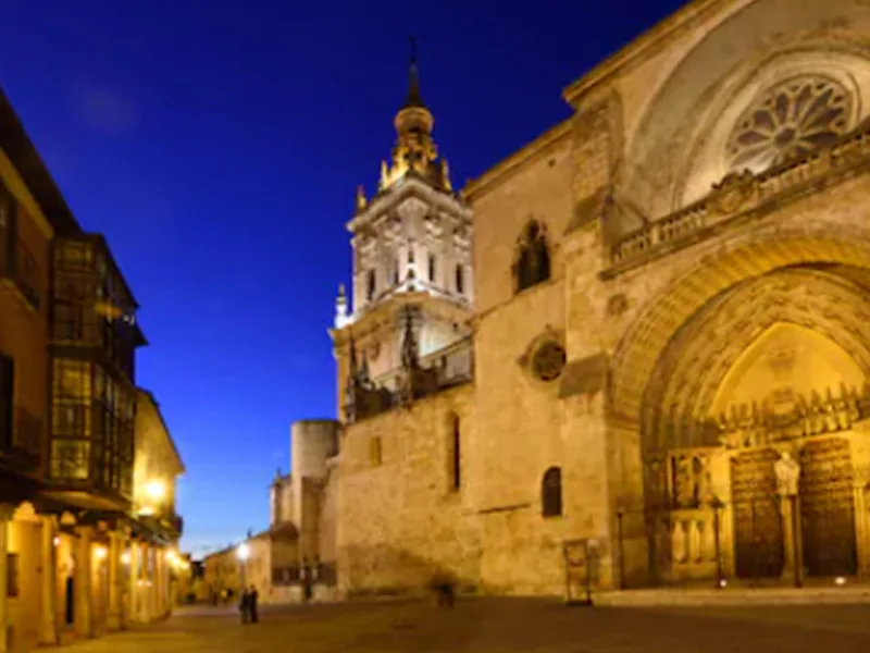 Catedral de El Burgo de Osma iluminada al anochecer