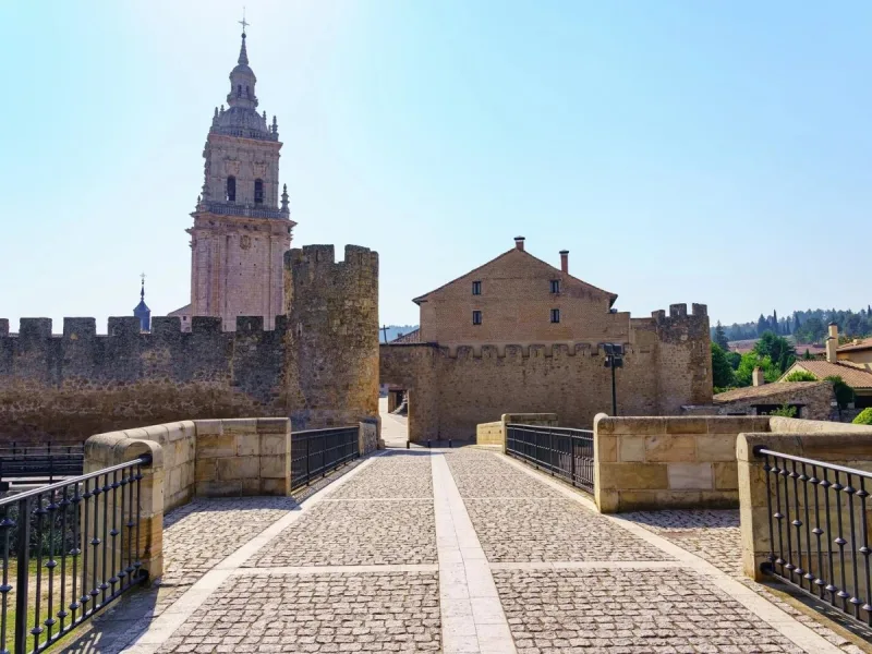 Puente sobre el Ucero con la catedral y las murallas al fondo
